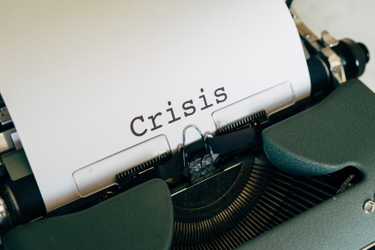 Machine à écrire où on peut lire le mot "crisis" en anglais